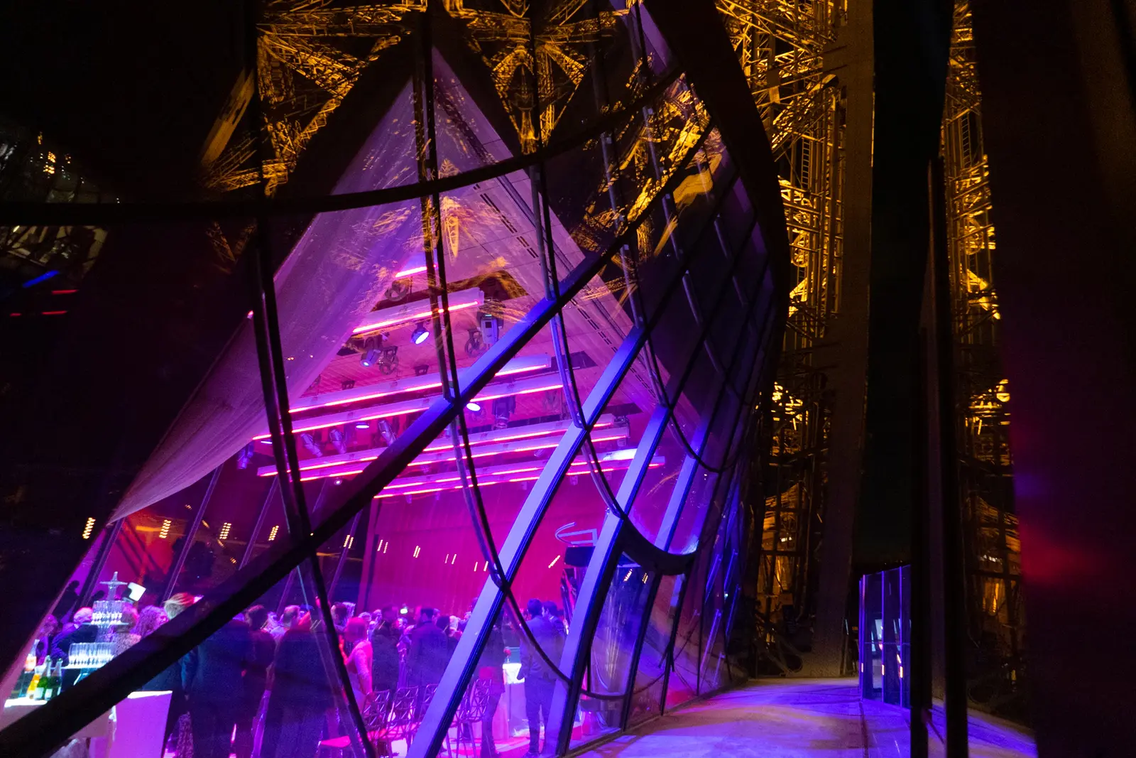 Piste de danse d'une soirée d'entreprise à Paris, en fin de soirée